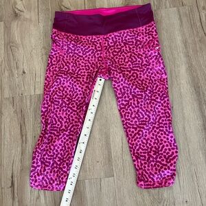 Lululemon Cropped Leggings Size 8 Pink Burgundy Pattern